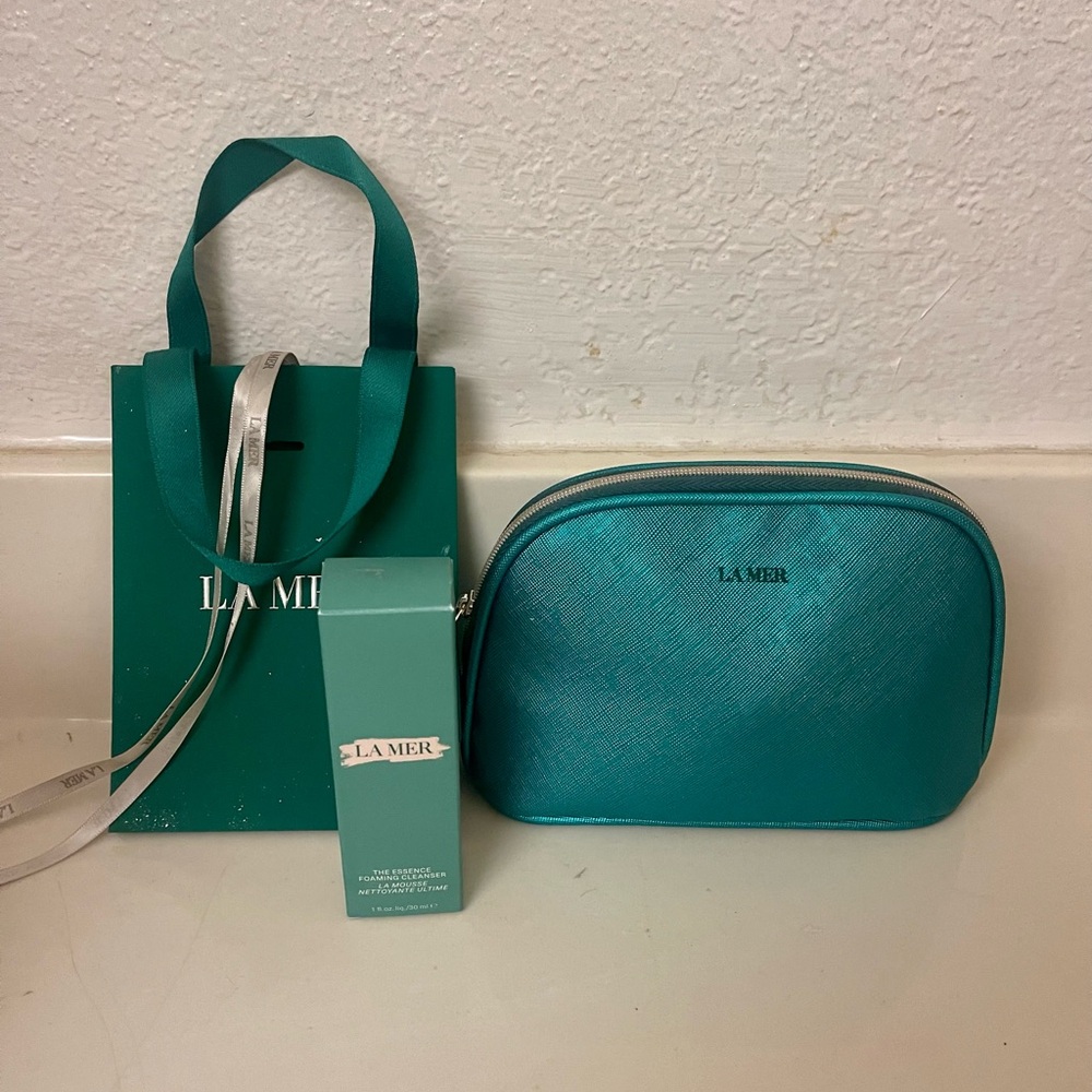 La Mer 3 piece set: Teal Cosmetic Bag, gift bag and cleanser